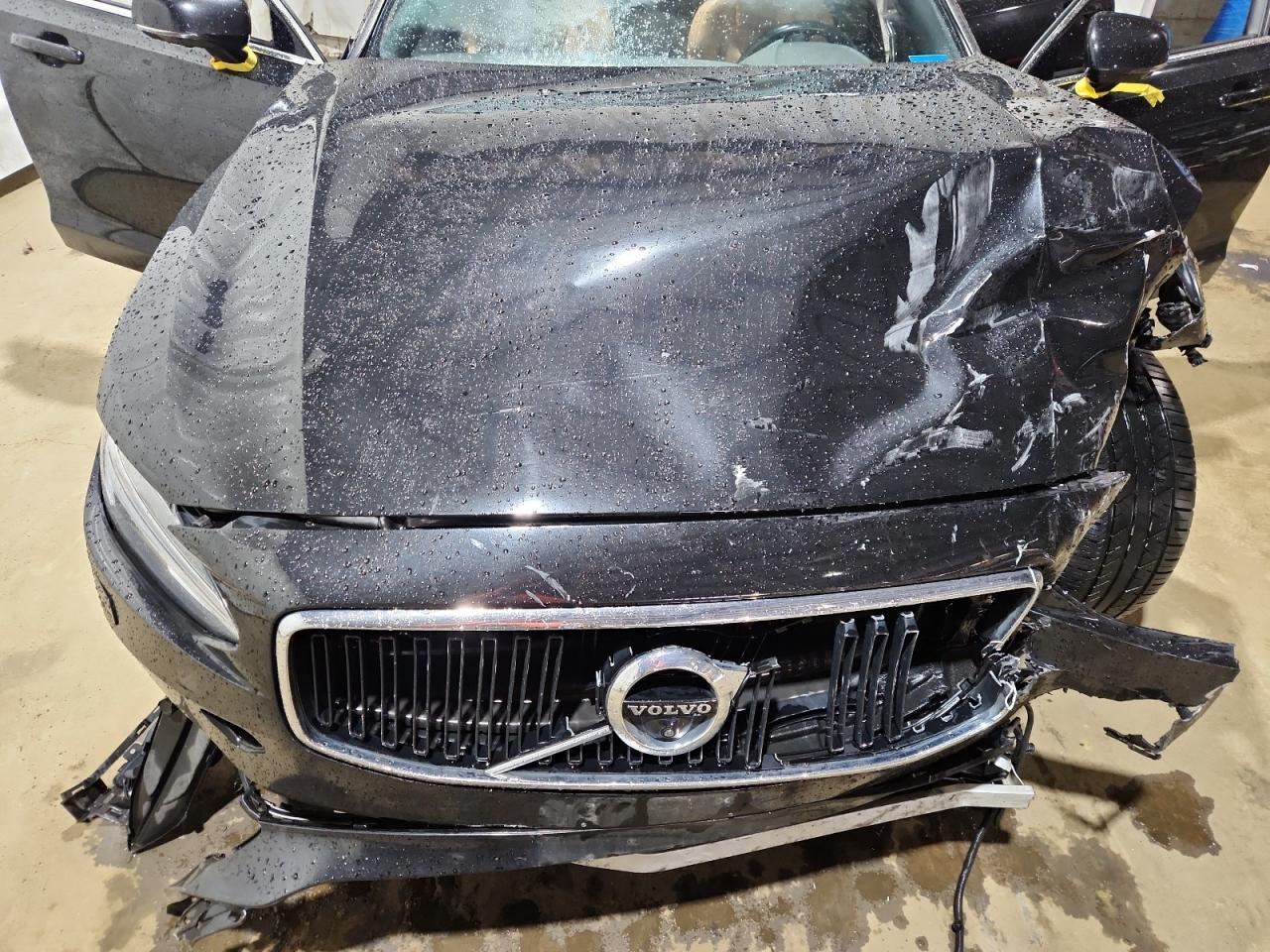 VOLVO S90 T5 MOMENTUM