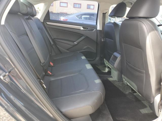 2017 VOLKSWAGEN PASSAT R-L 1VWDT7A32HC052201