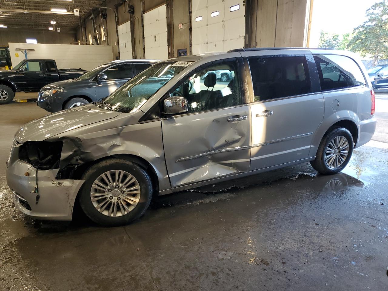 CHRYSLER TOWN & COUNTRY TOURING L