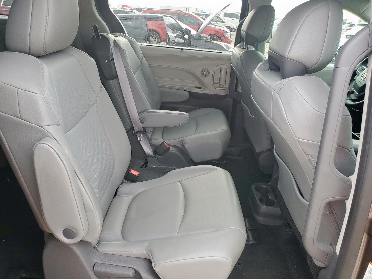 TOYOTA SIENNA XLE