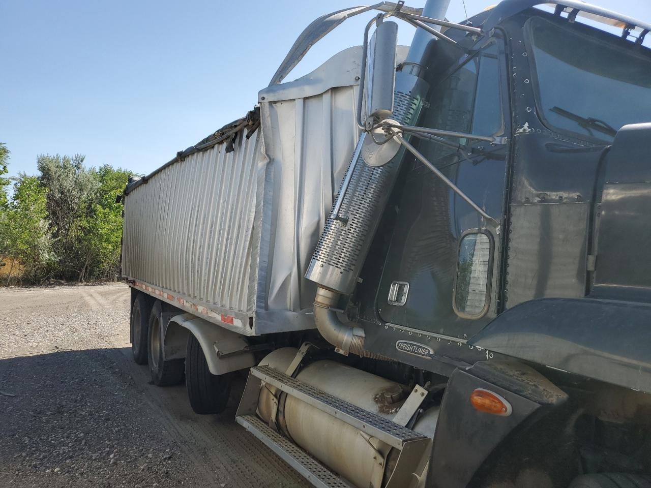 Lot #3211177647 2001 FREIGHTLINER FLD120