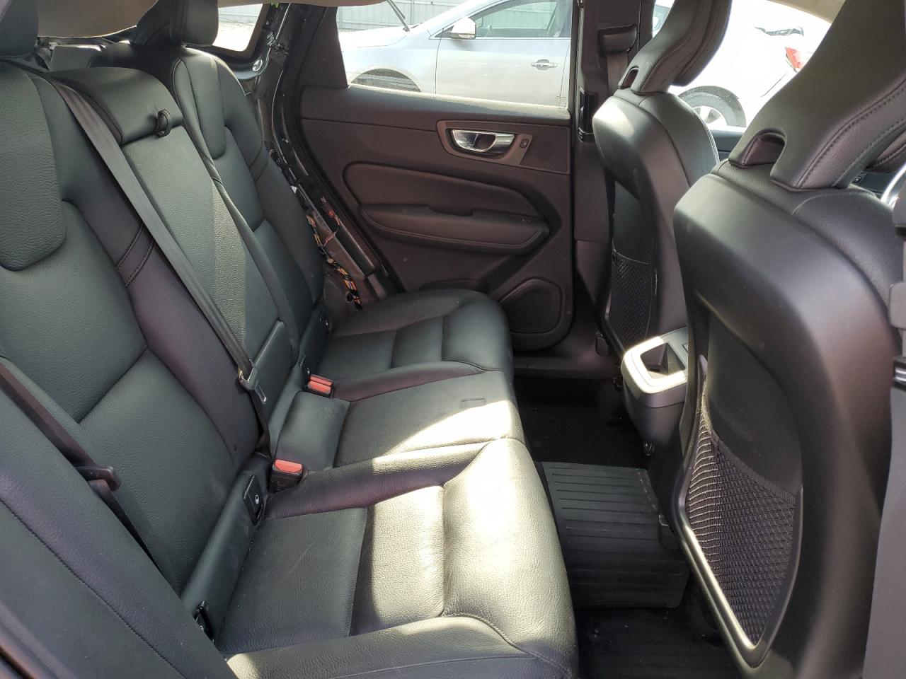 VOLVO XC60 B5 MOMENTUM