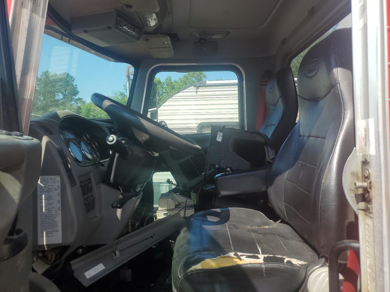 Lot #3259530100 2016 PETERBILT 337