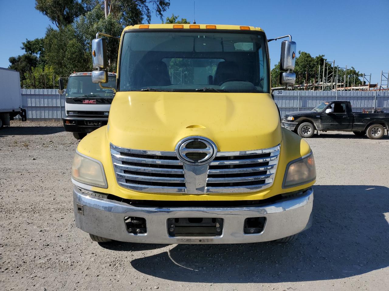 Lot #3302835901 2010 HINO 258/268