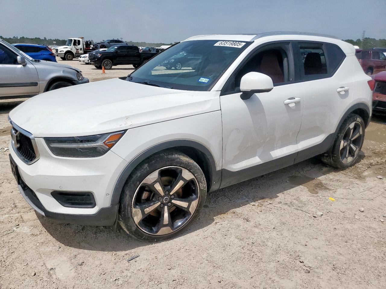 VOLVO XC40 T5 MOMENTUM