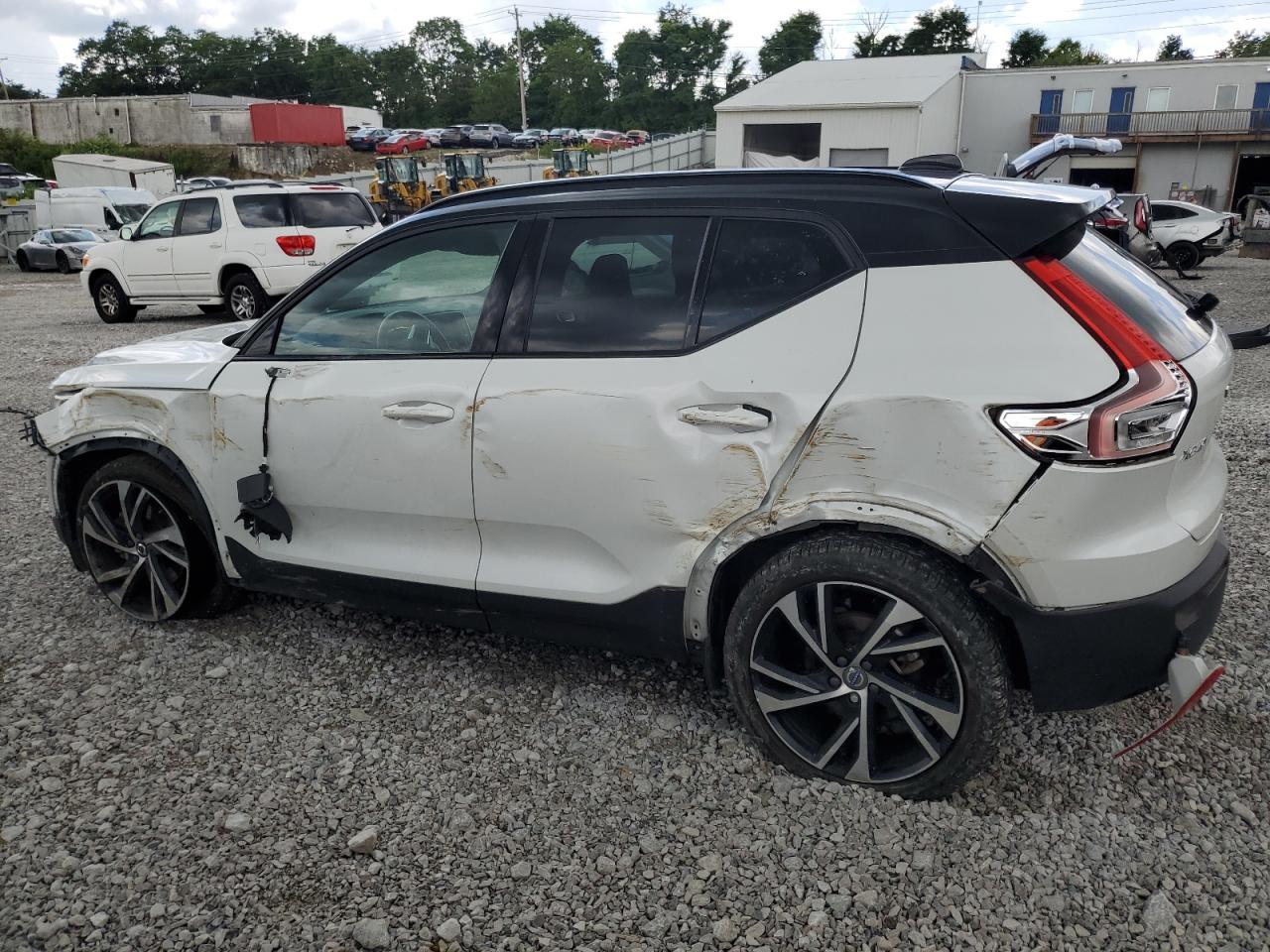 VOLVO XC40 T5 R-DESIGN