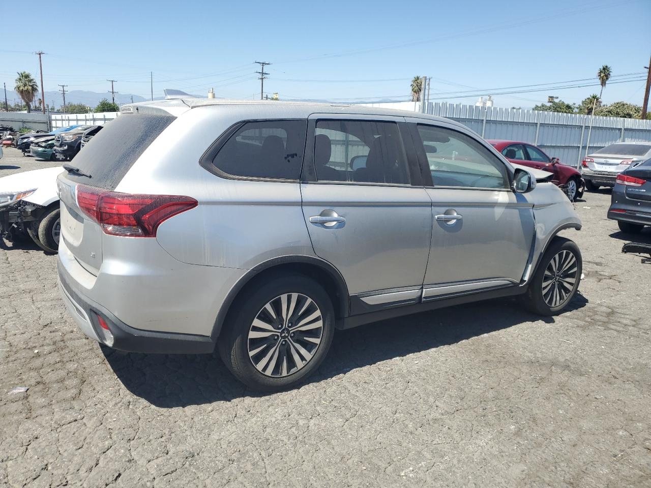 MITSUBISHI OUTLANDER SE