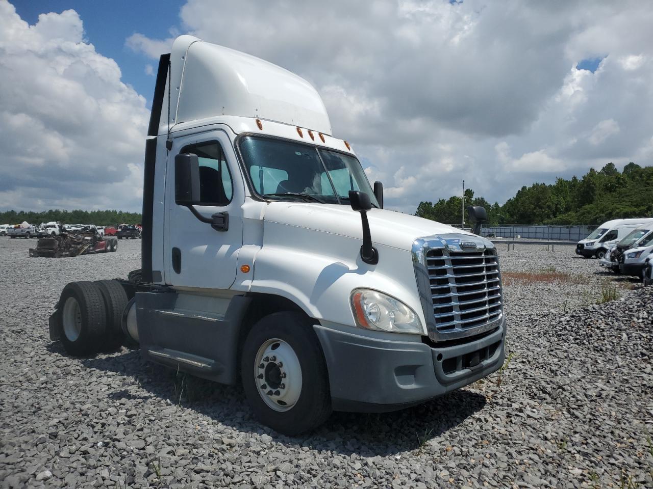 Lot #3261170936 2015 FREIGHTLINER CASCADIA 1