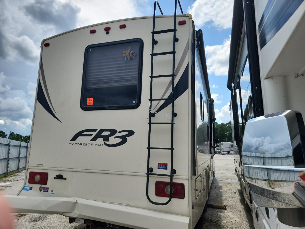 Lot #3208284450 2018 FORD F53