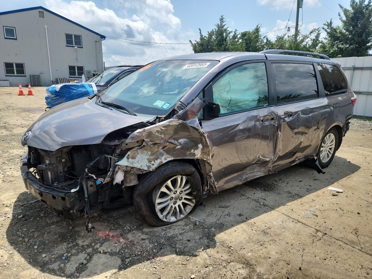 TOYOTA SIENNA XLE