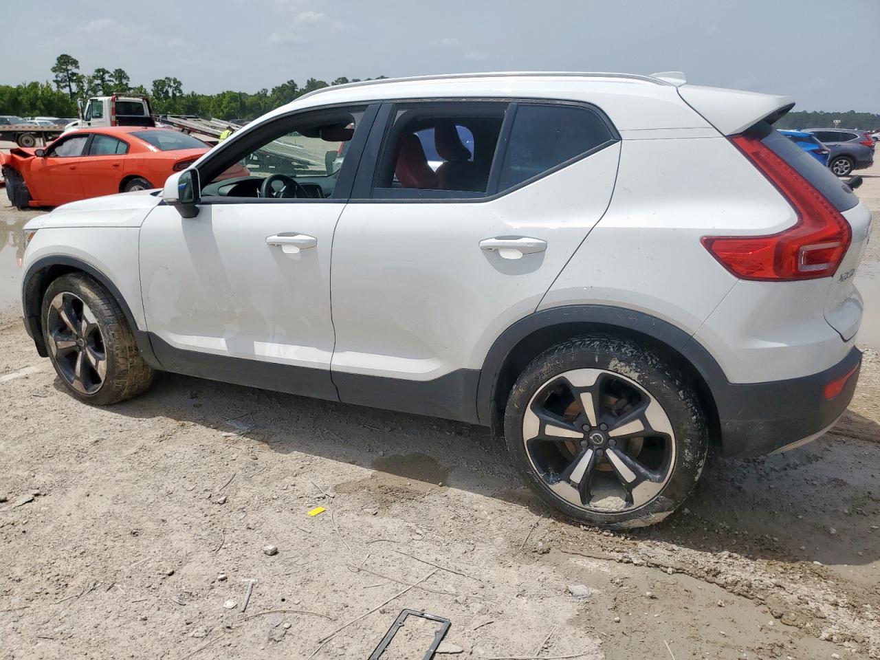 VOLVO XC40 T5 MOMENTUM