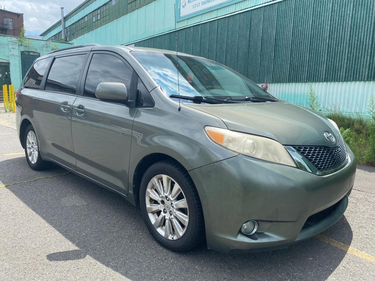 TOYOTA SIENNA XLE