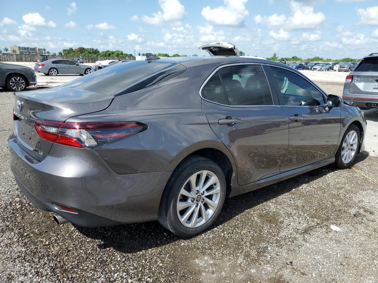 Toyota Camry le 2023