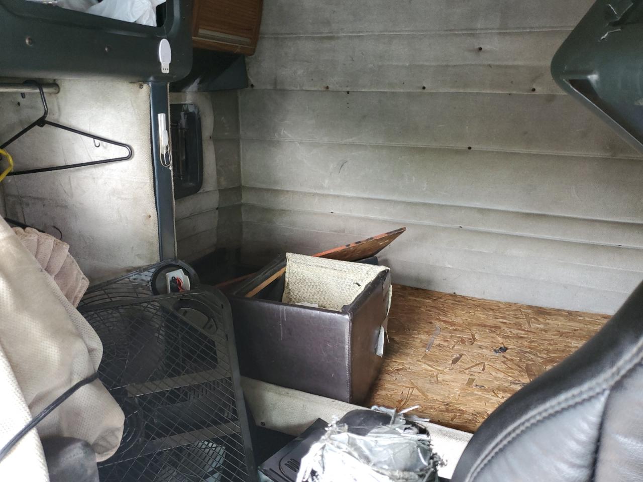 Lot #3257381218 1998 PETERBILT 379