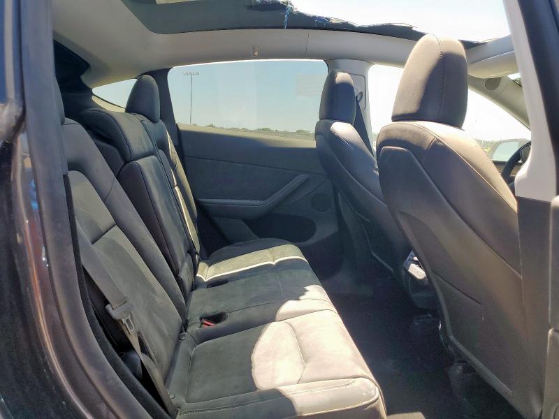 2024 TESLA MODEL Y 7SAYGDED2RA304558
