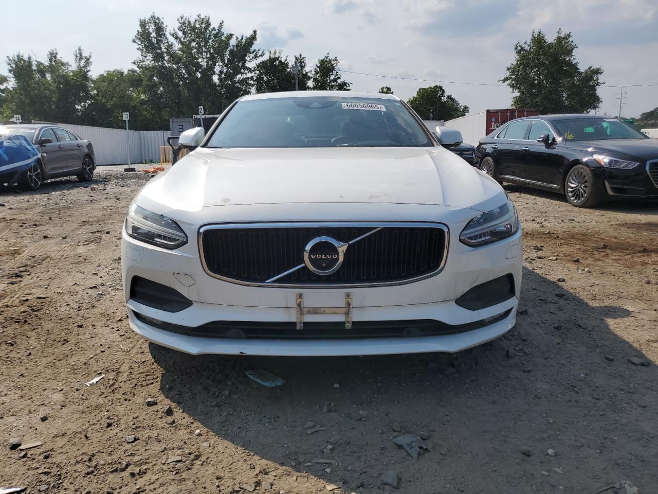 VOLVO S90 T5 MOMENTUM