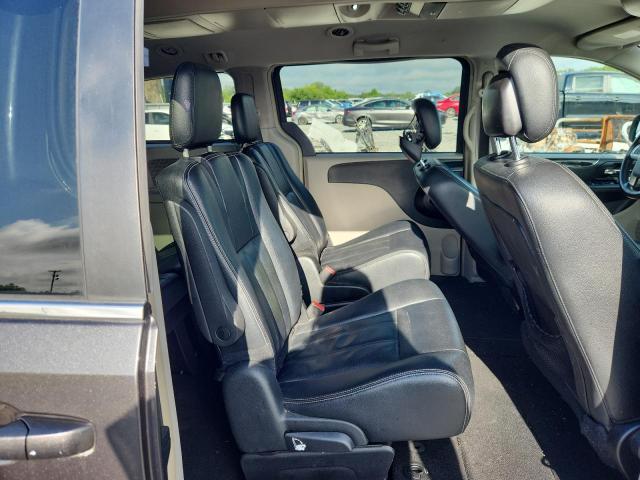 2016 CHRYSLER TOWN & COU 2C4RC1BG5GR118611