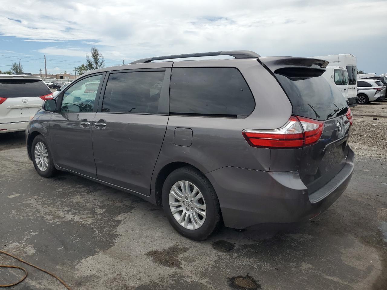 TOYOTA SIENNA XLE