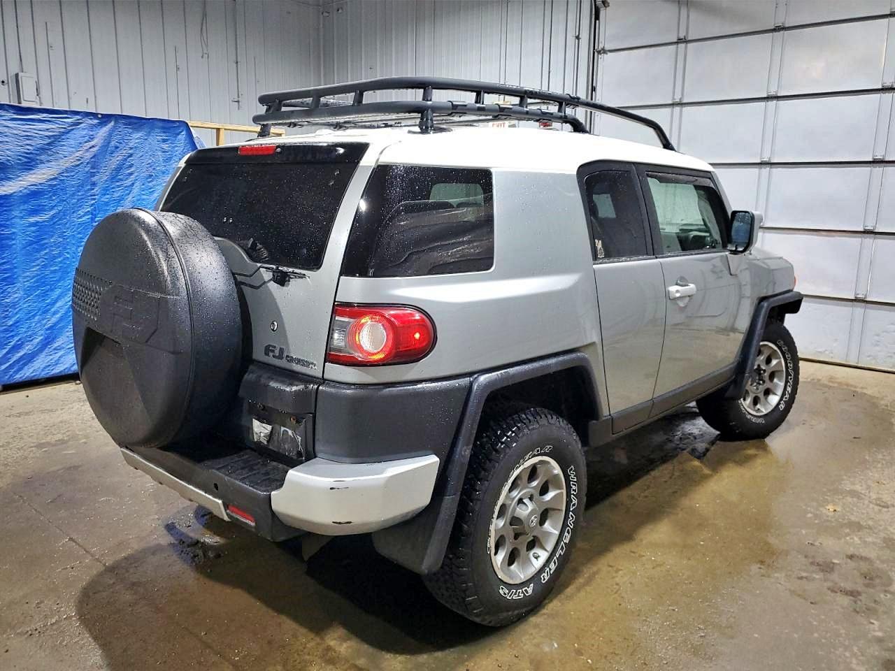 TOYOTA FJ CRUISER