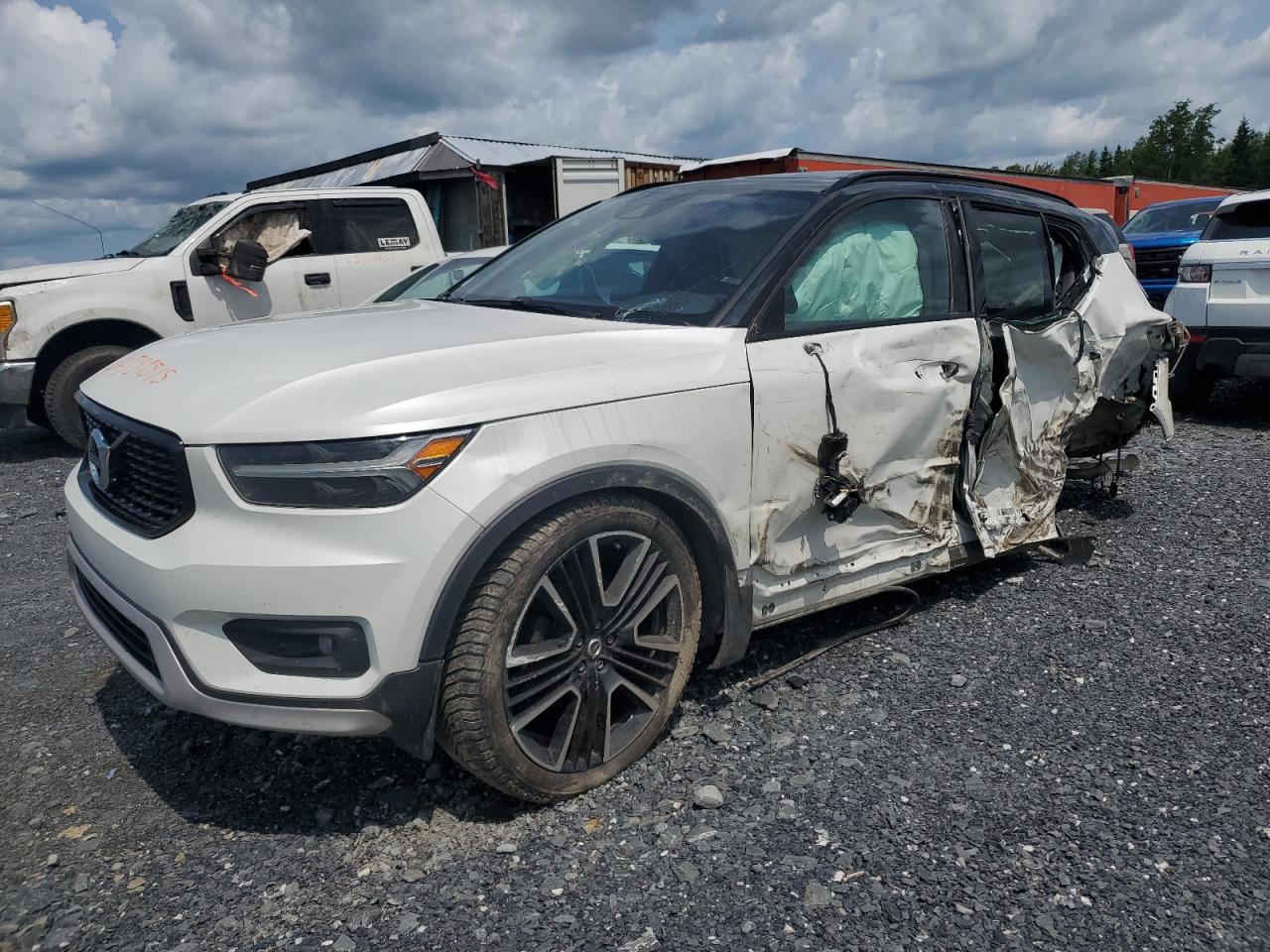 VOLVO XC40 T5 R-DESIGN