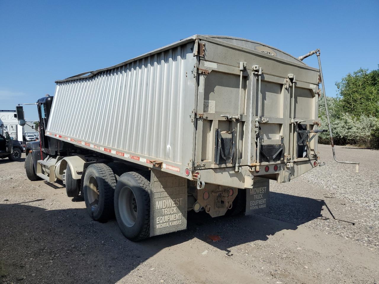 Lot #3211177647 2001 FREIGHTLINER FLD120