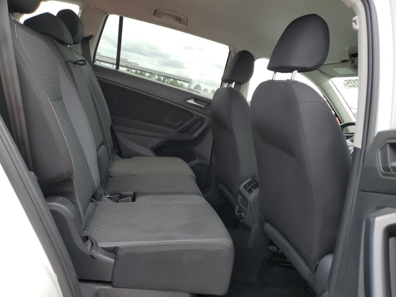 Volkswagen Tiguan s 2021