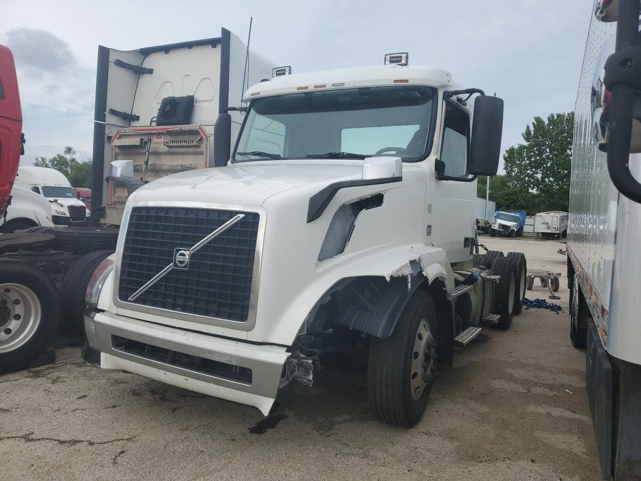 Lot #3296897894 2015 VOLVO VNL