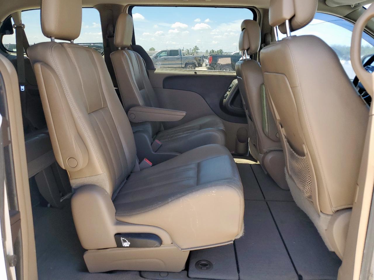 CHRYSLER TOWN & COUNTRY TOURING L