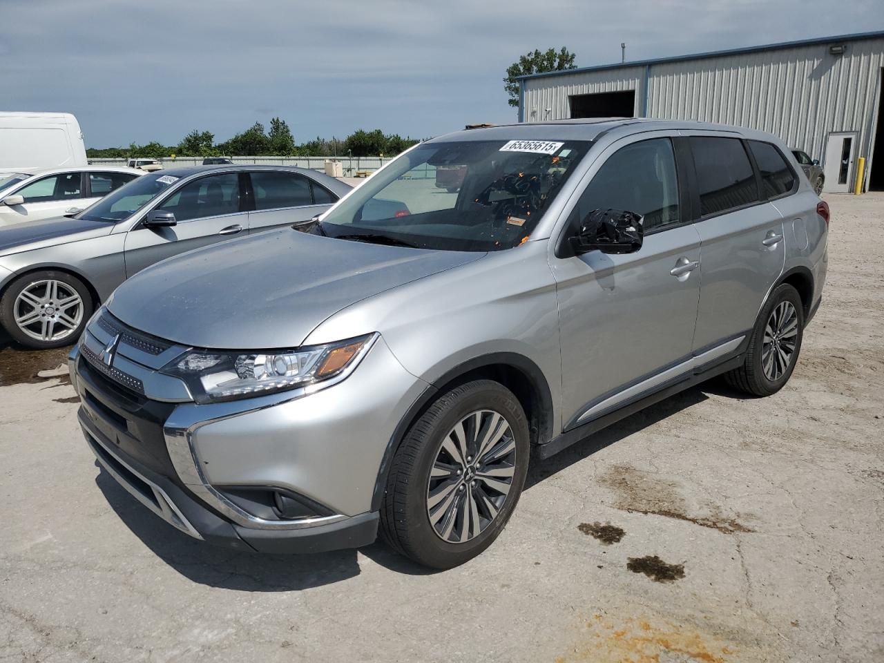 MITSUBISHI OUTLANDER SE
