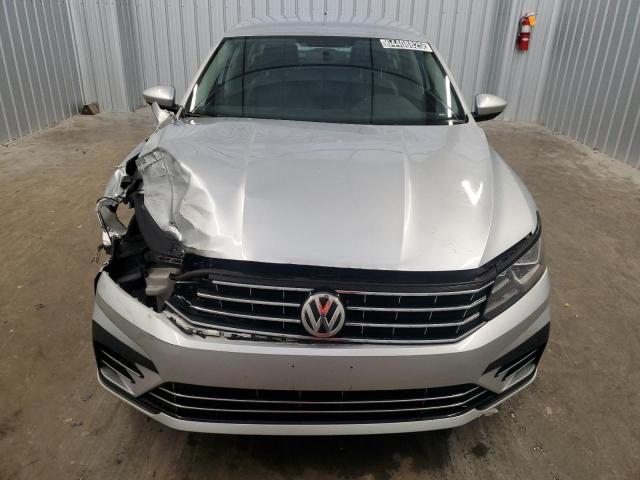 2017 VOLKSWAGEN PASSAT R-L 1VWDT7A30HC067957