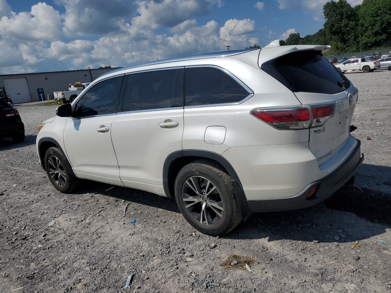 Lot #3301807346 2016 TOYOTA HIGHLANDER XLE