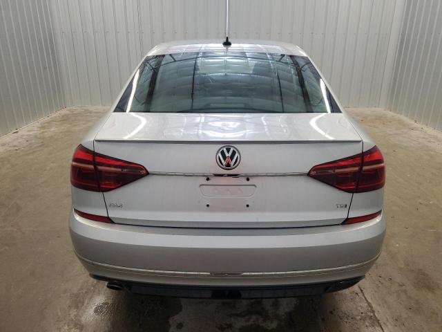2017 VOLKSWAGEN PASSAT R-L 1VWDT7A30HC067957