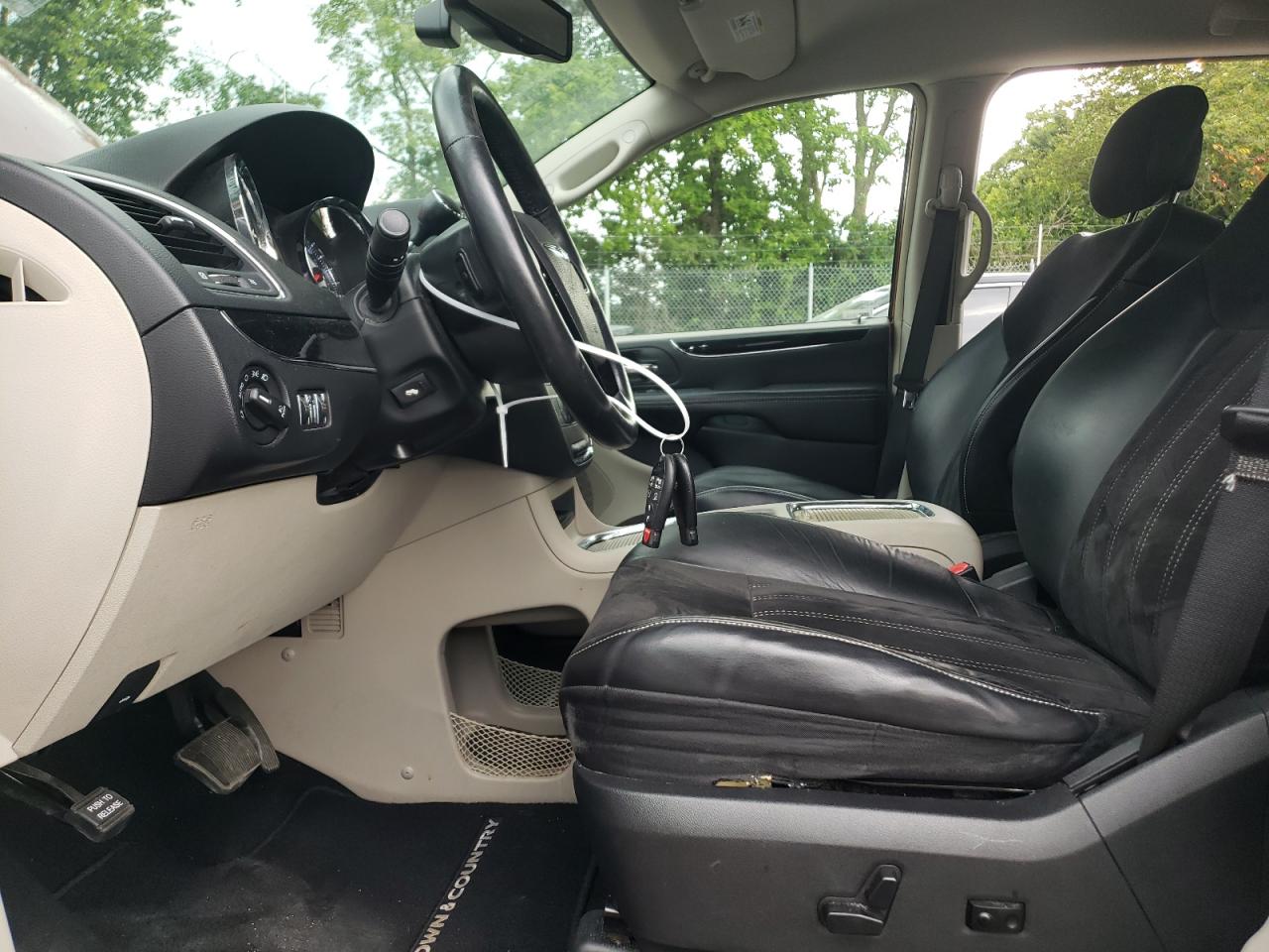 CHRYSLER TOWN & COUNTRY TOURING L