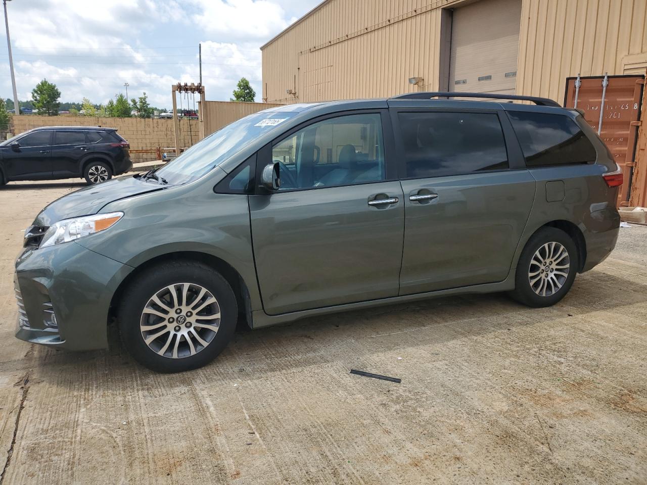TOYOTA SIENNA XLE