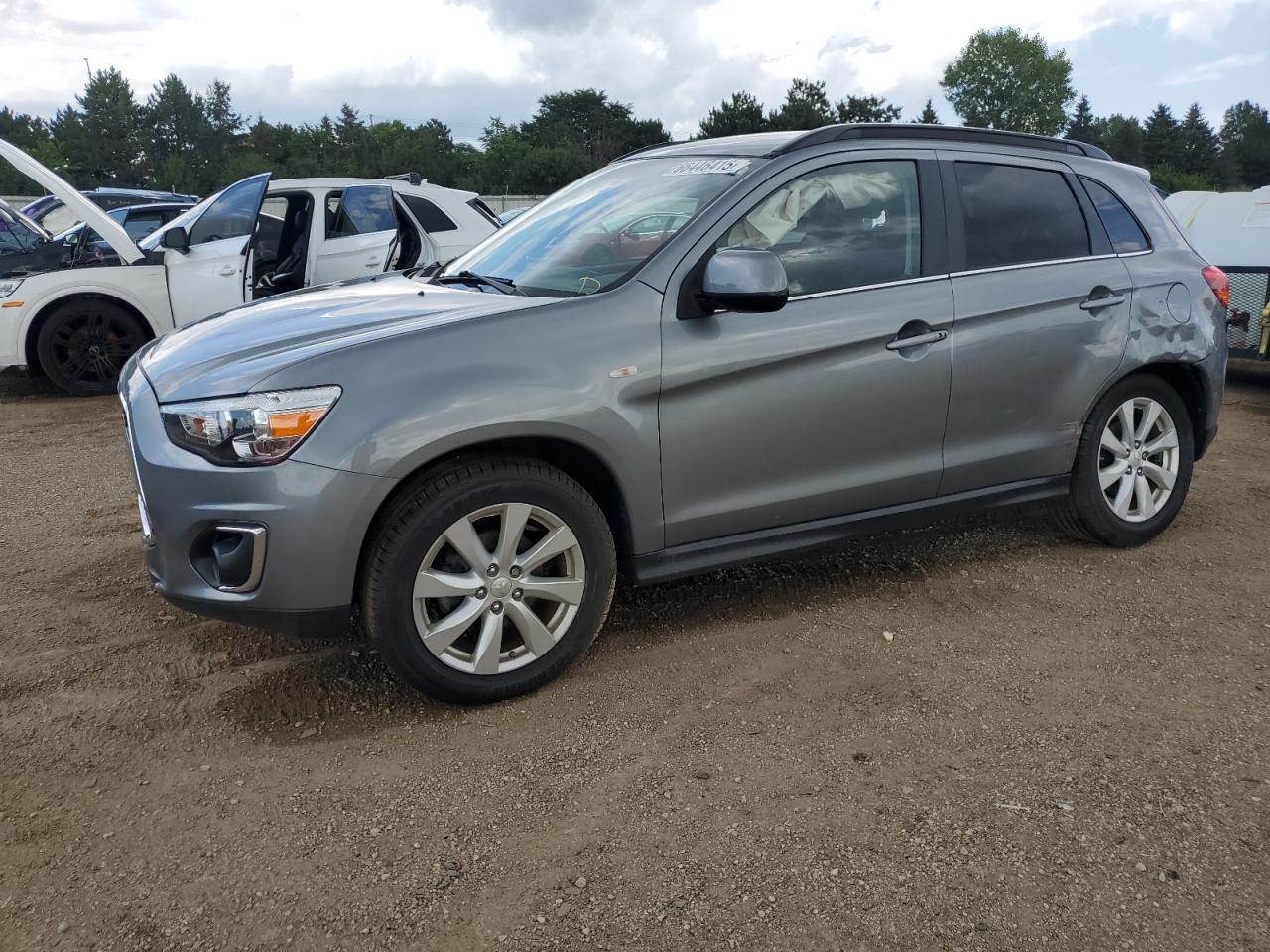 MITSUBISHI OUTLANDER SE