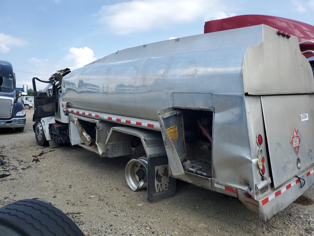 Lot #3226049026 2017 KENWORTH T370