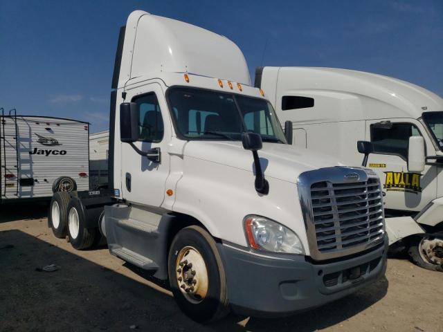 FREIGHTLINER CASCADIA 2015 white tractor diesel 1FUJGEDV1FLGJ9731 photo #1