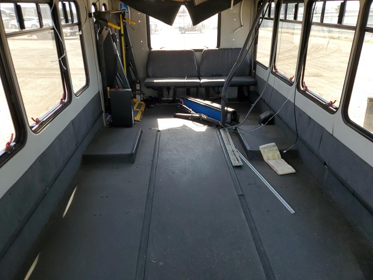 FORD ECONOLINE E450 SUPER DUTY CUTAWAY VAN