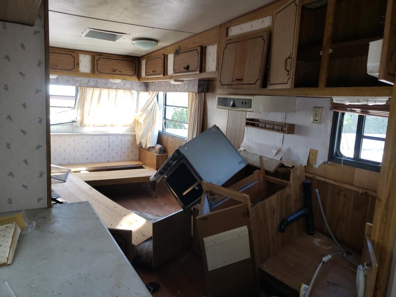 Lot #3254455139 1985 ALUM 5TH WHEEL