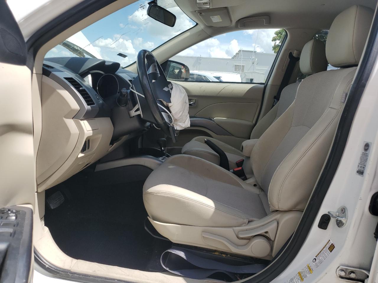 MITSUBISHI OUTLANDER SE