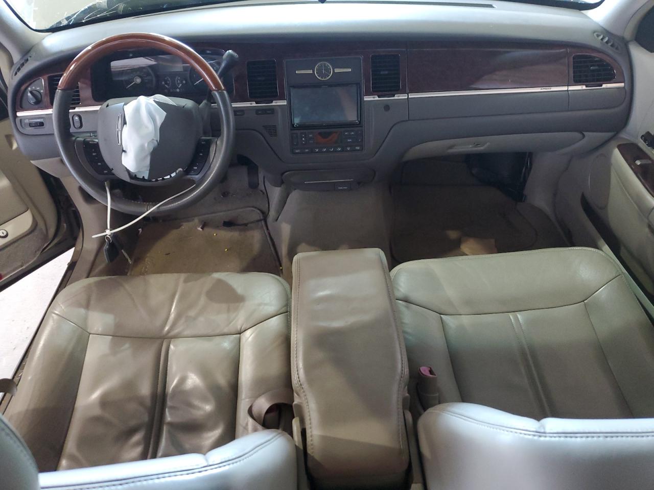 LINCOLN TOWN CAR SIGNATURE LIMITED