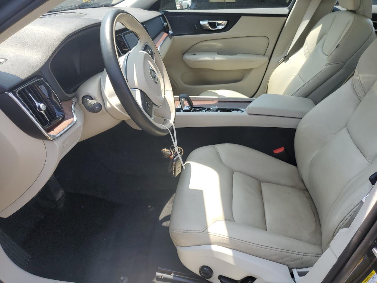 VOLVO S60 B5 MOMENTUM