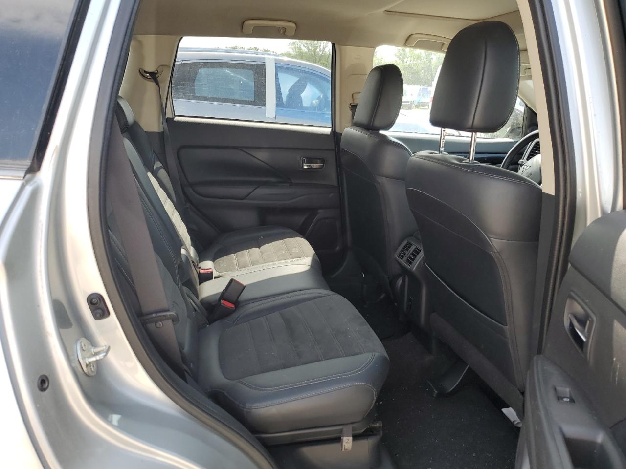 MITSUBISHI OUTLANDER SE