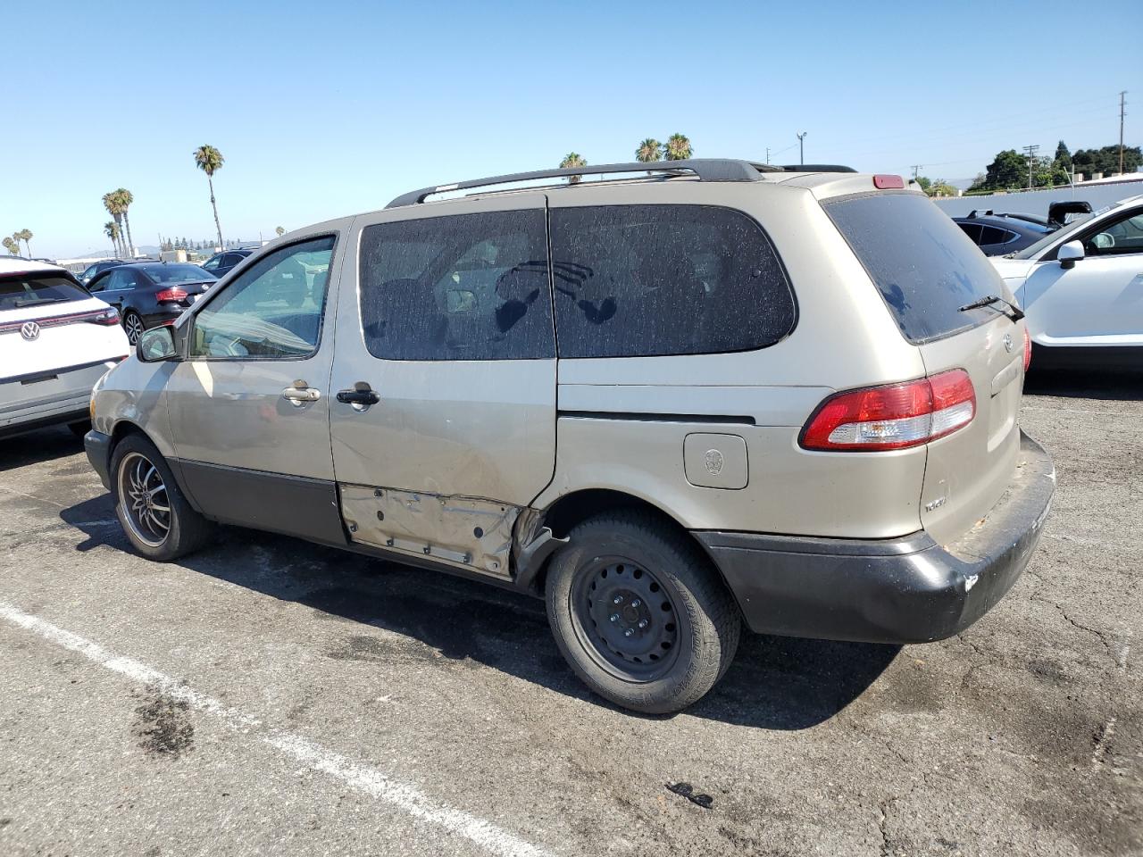 Lot #3304529461 2001 TOYOTA SIENNA LE