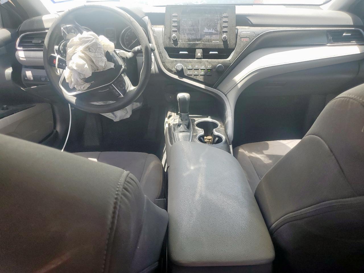 Toyota Camry le 2021