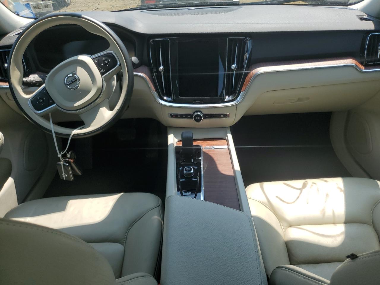 VOLVO S60 B5 MOMENTUM