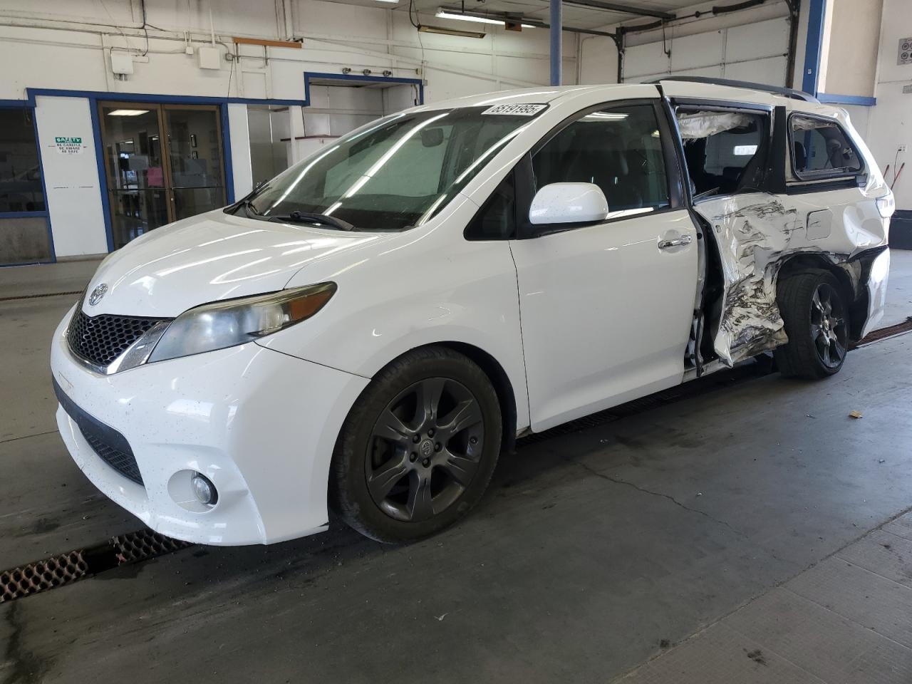 TOYOTA SIENNA SPORT