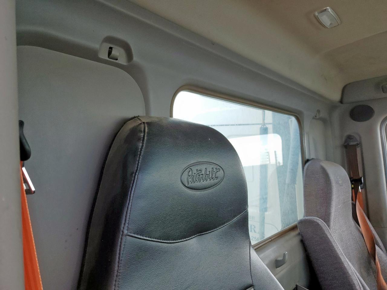 Lot #3303628928 2018 PETERBILT TRACTOR 579