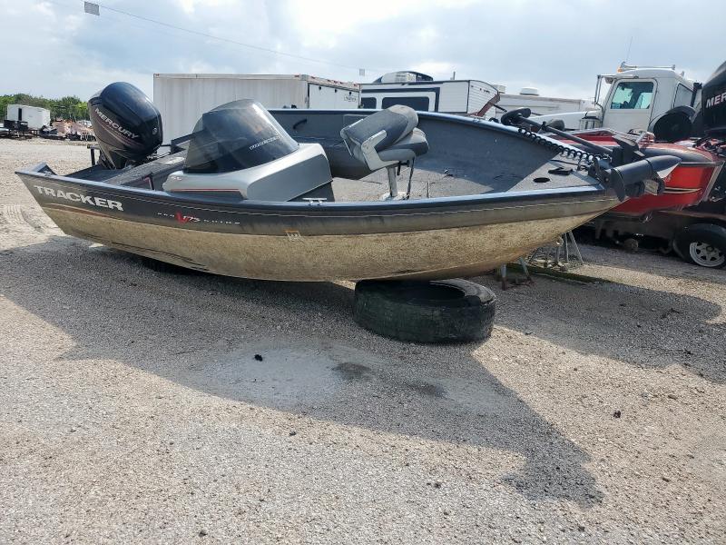 Global Auto Auctions: 2015 TRACKER BOAT
