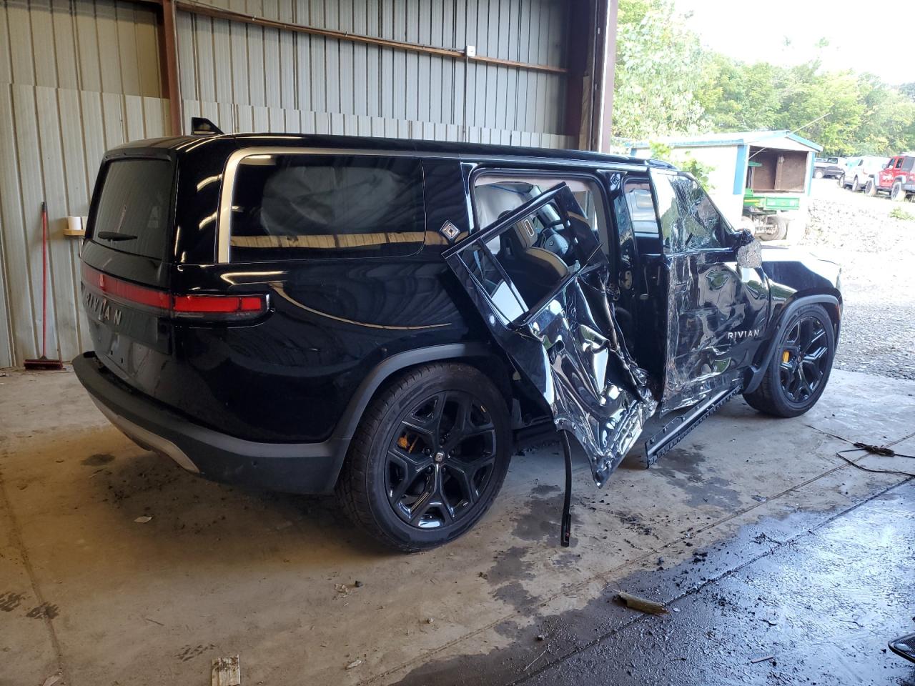 RIVIAN R1S ADVENTURE